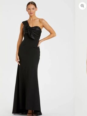 Mac Duggal Black One-Shoulder Evening Gown with Sculpted Bow